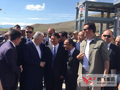 总裁王家安、土耳其总理耶尔德勒姆共同出席鹏飞集团在土耳其承建的3000td水泥生产线剪彩仪式，并亲切交谈